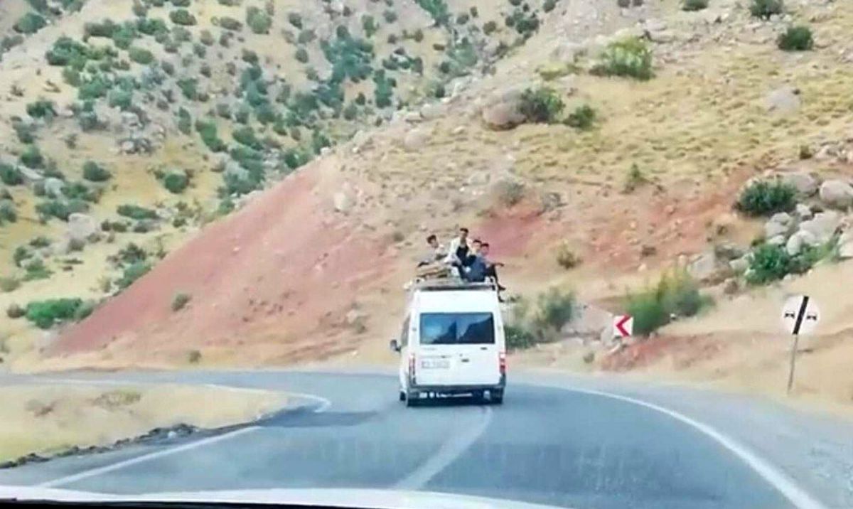 Minibüsün üstünde tehlikeli yolculuk