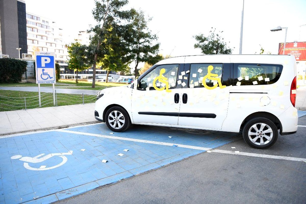 Miniklerden engelli yerine park eden araca ilginç ceza