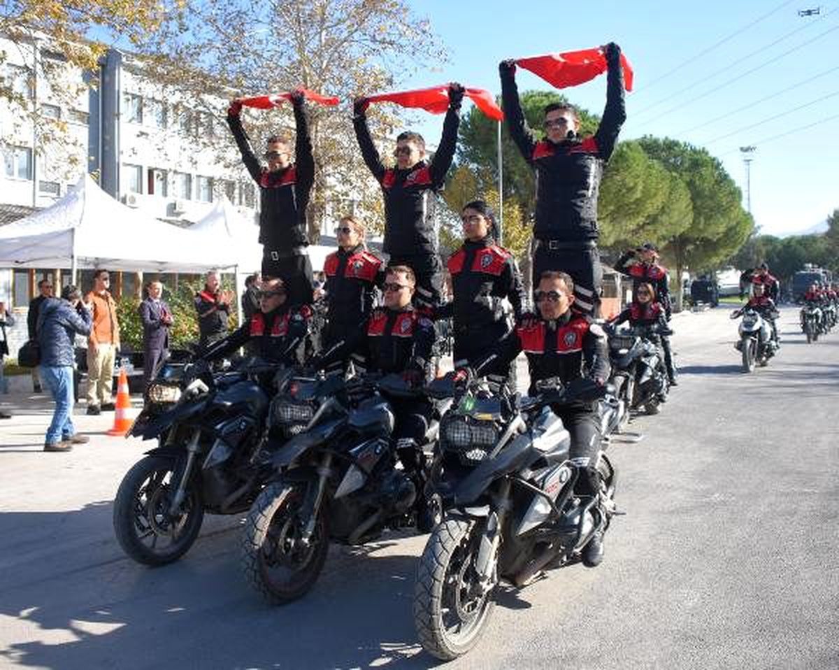 Motosikletli polis timleri akrobasi şovu yaptı