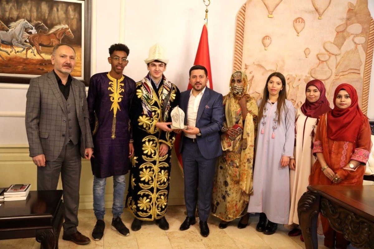 NUDER Başkanı Kahriman ve yabancı öğrenciler Başkan Arı\'yı ziyaret etti