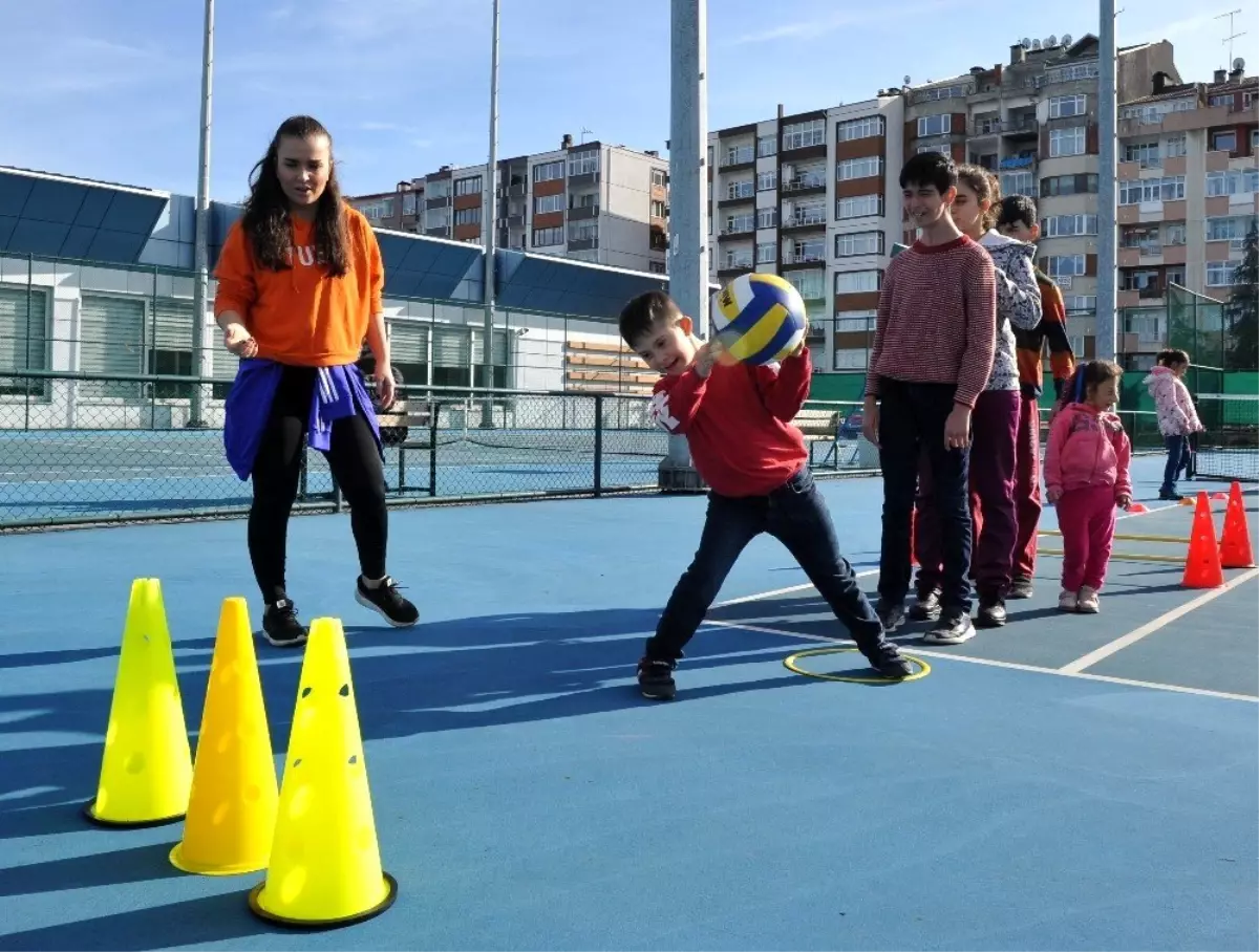 Özel bireyler Beşirli Spor Kompleksinde doyasıya bir gün geçirdiler