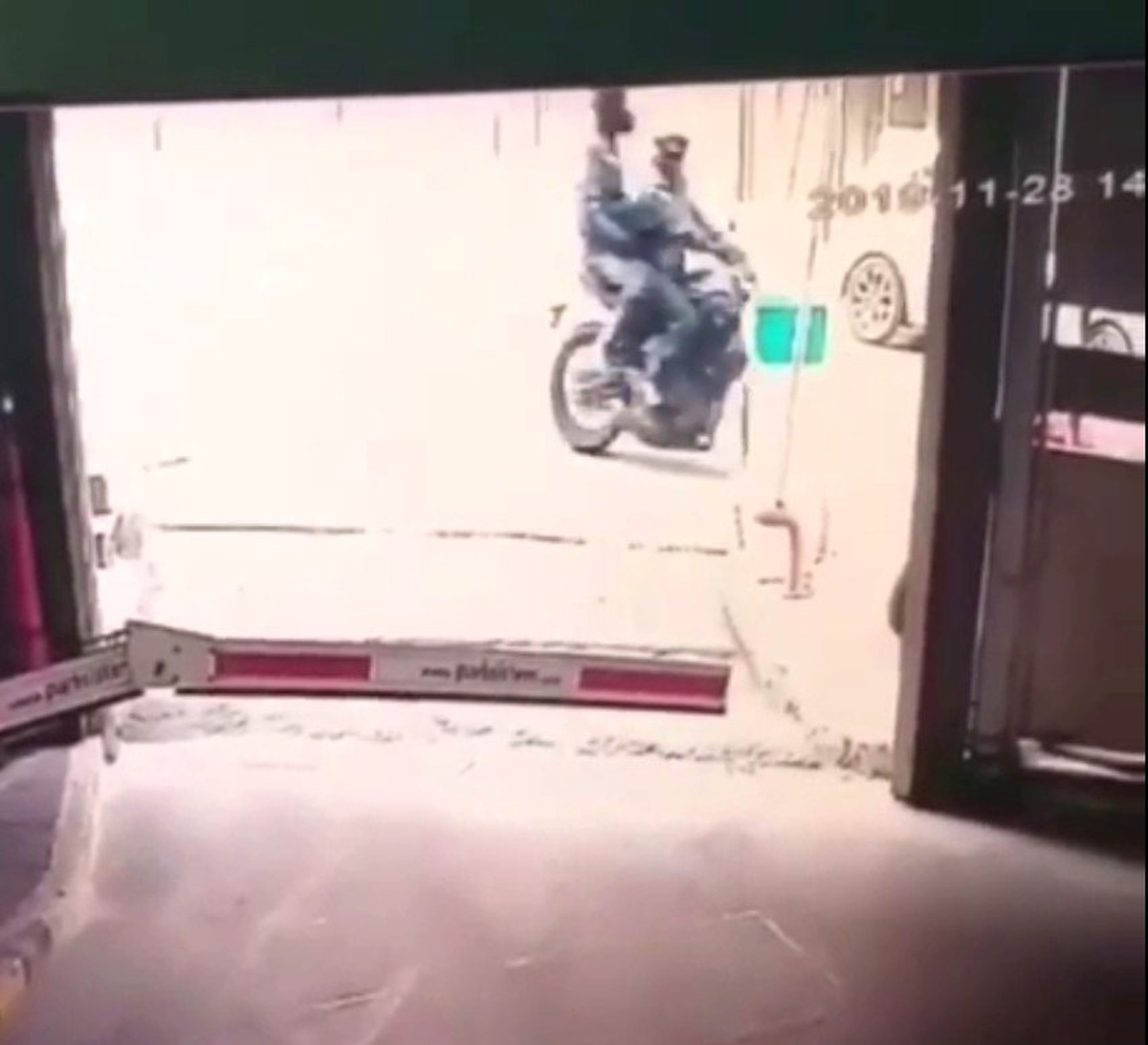 (Özel) Mecidiyeköy\'de kasklı hırsızlar, motosikleti güpegündüz çaldı