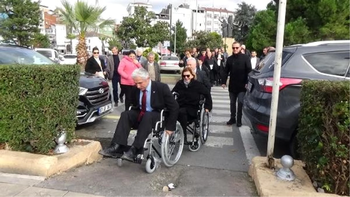 Parti başkanları tekerlekli sandalye ile gezdi