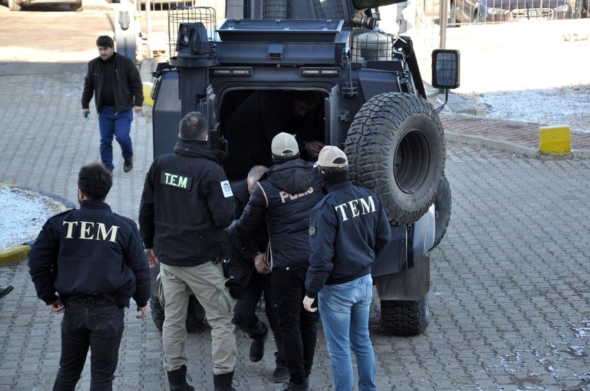 PKK/KCK operasyonunda gözaltına alınan 7 kişi adliyeye getirildi