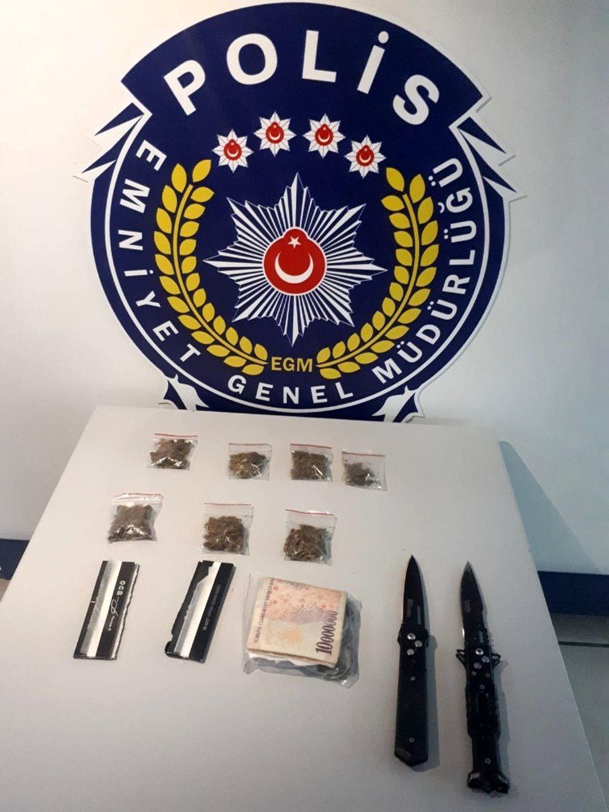 Polisin durdurduğu araçtan uyuşturucu çıktı
