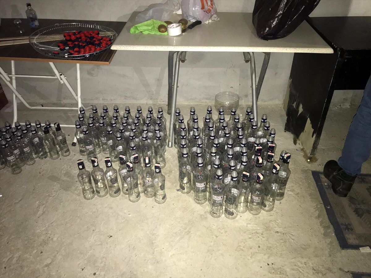Samsun\'da imalathaneye dönüştürülen iş yerinde 50 litre sahte içki ele geçirildi