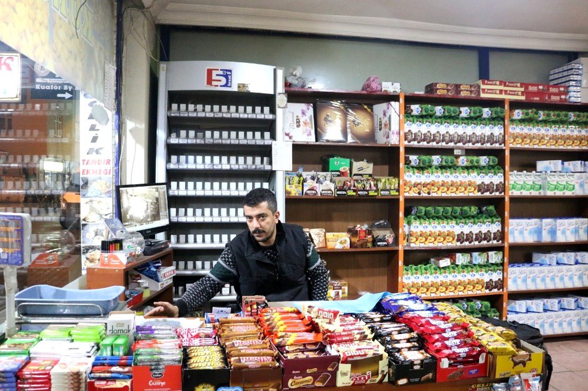 Siirt\'te hırsızların marketten sigara çaldığı anlar kamerada