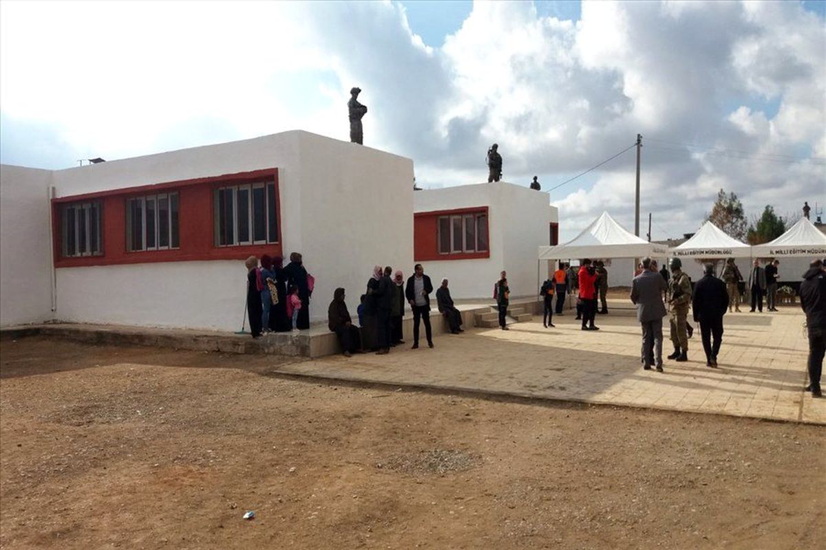 Tel Abyad\'da teröristler tarafından zarar gören ilkokul onarılarak eğitim-öğretim açıldı
