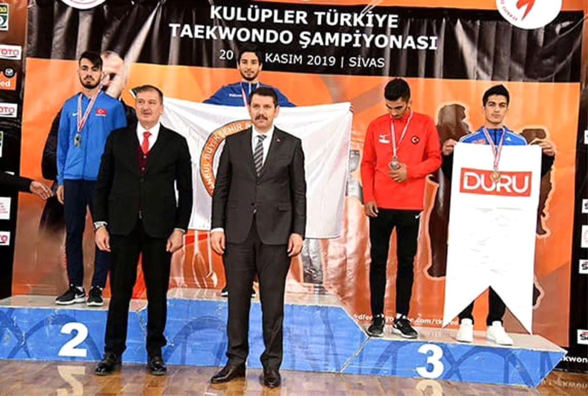 Türkiye Taekwondo Şampiyonası\'ndan madalya ile döndü