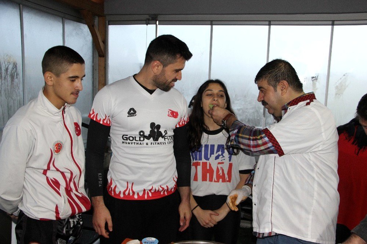 Uluslararası turnuvaya gidecek sporcular, çiğ köfte ile uğurlandı