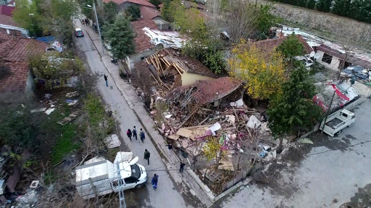 Ümraniye\'de dere yatağındaki gecekondular yıkıldı
