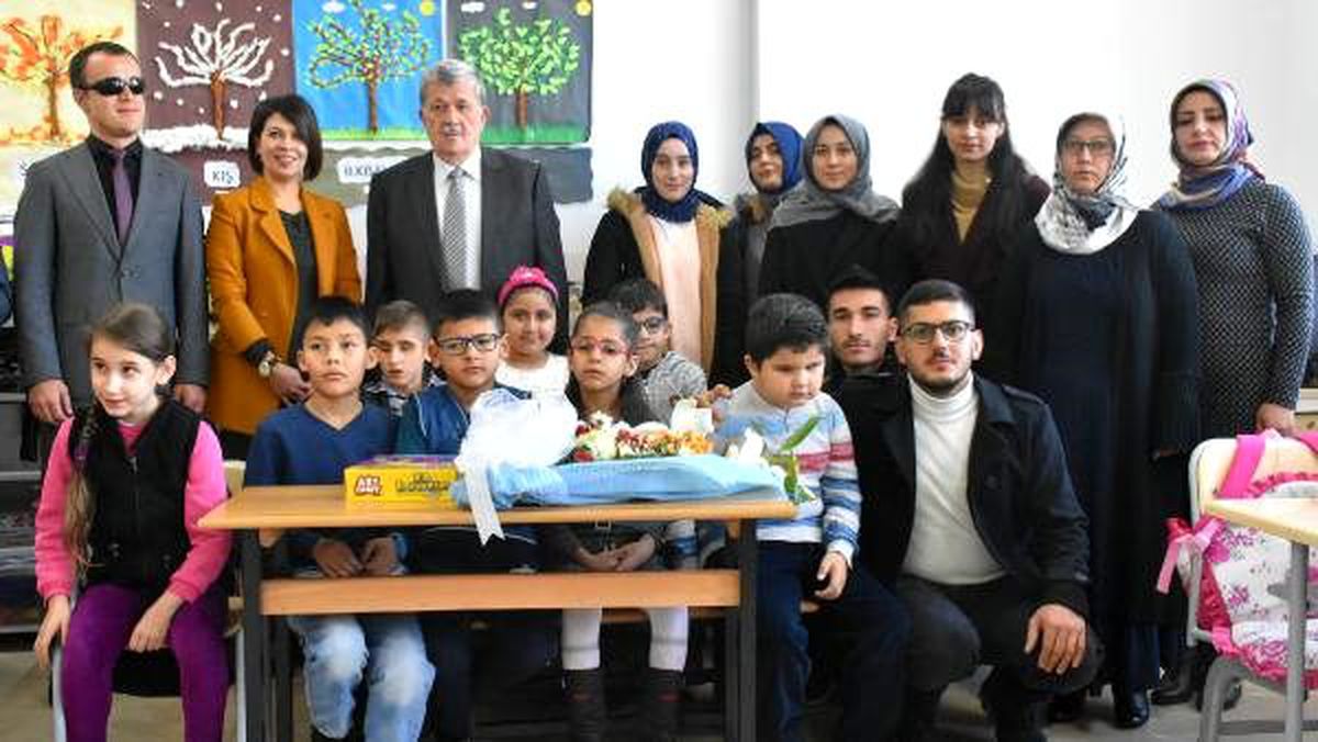 Üniversiteliler, engelli çocuklar için kabartma masal kitabı yazdı