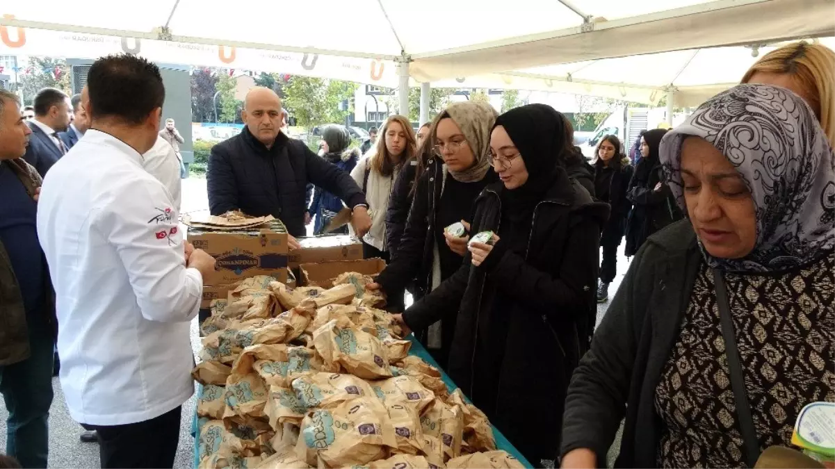 Üsküdar\'da ikinci Tebessüm Kahvesinin açılışına yıldız yağmuru