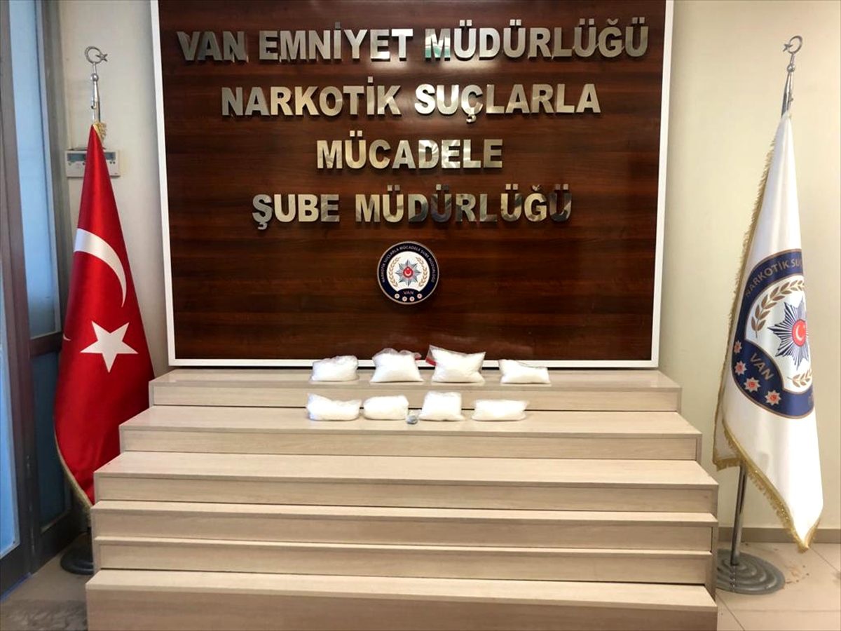 Uyuşturucuyu yaşı küçük kardeşlerinin beline bezle bağlamış