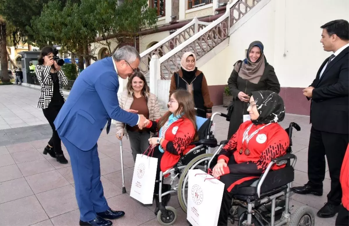 Vali Deniz\'den engel tanımayan sporculara hediye