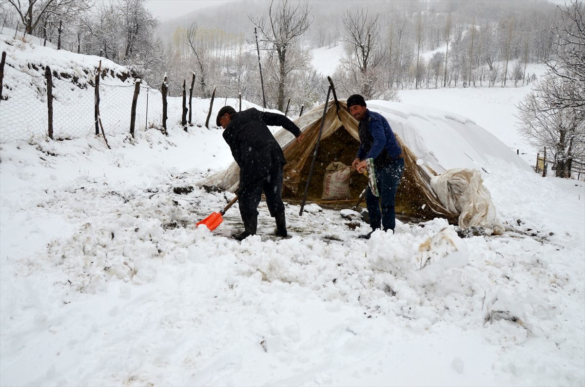Van ve Muş\'ta 45 yerleşim yerinin yolu ulaşıma kapandı