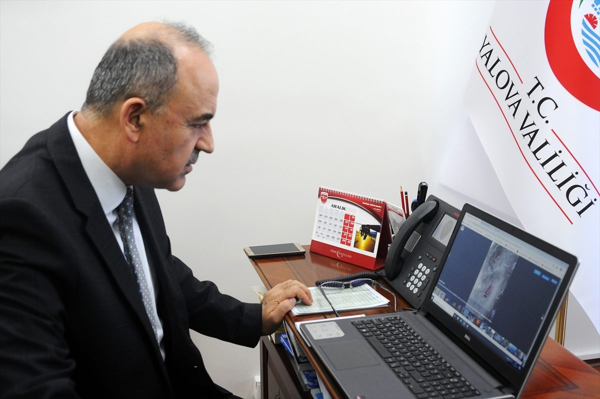 Yalova Valisi Muammer Erol, AA\'nın "Yılın Fotoğrafları" oylamasına katıldı