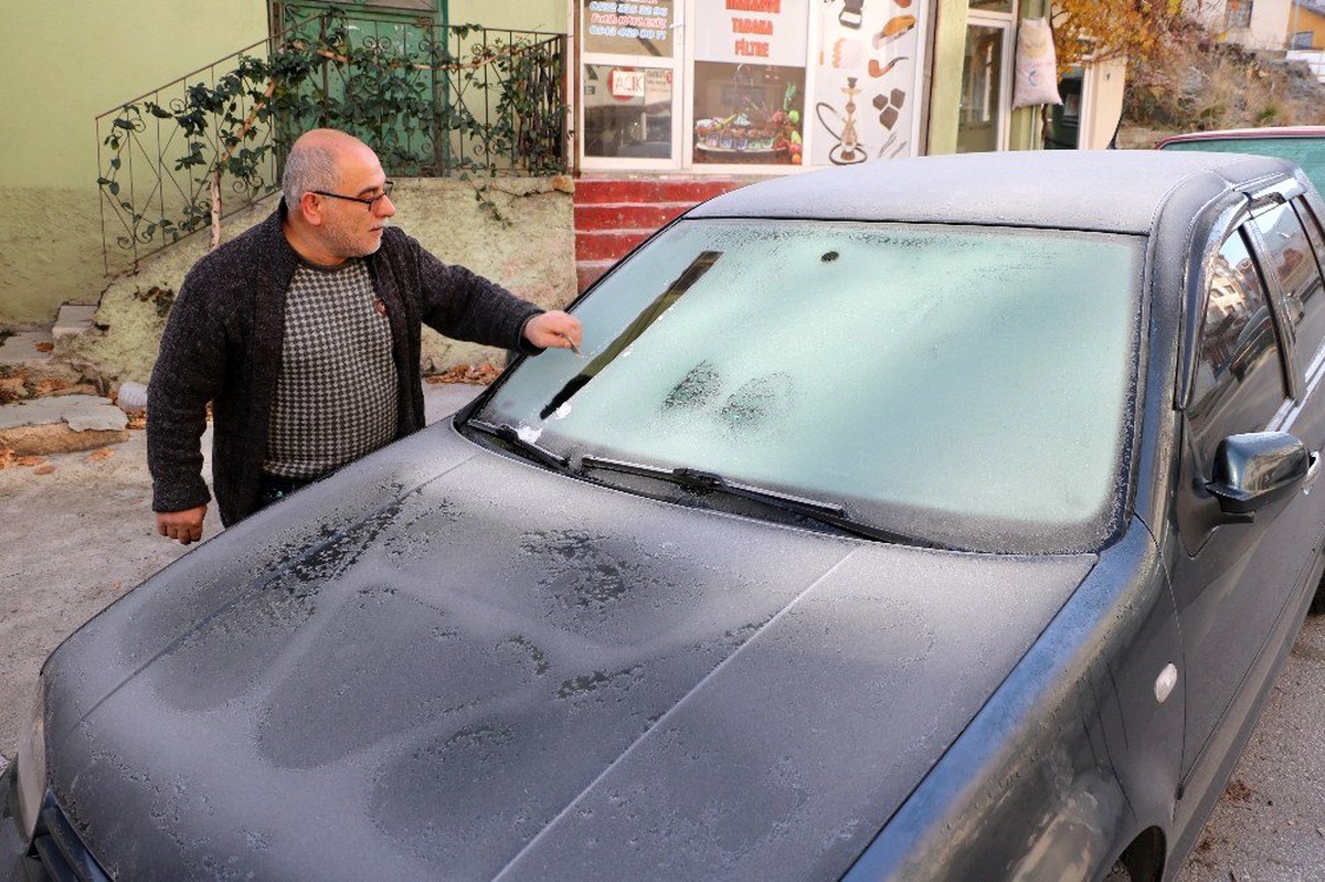 Yozgat\'ta soğuk hava araç camlarını ve çeşmeleri dondurdu