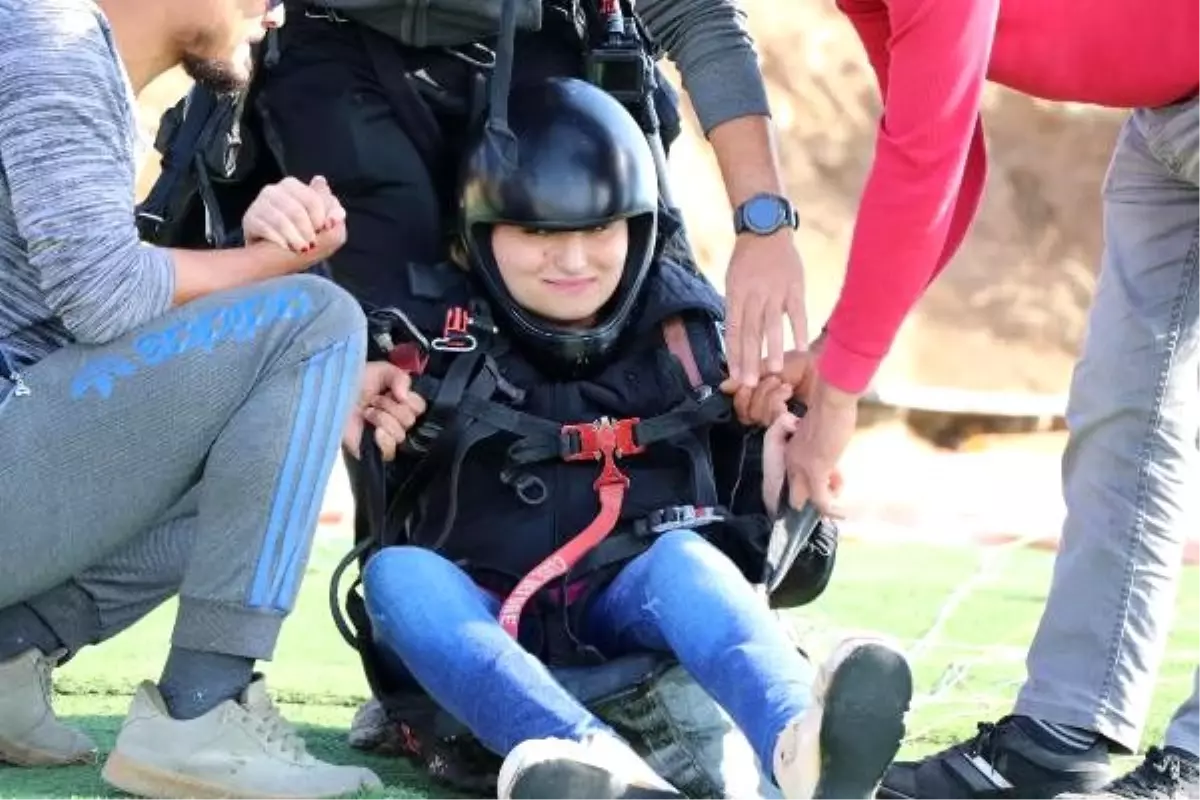 Yürüme engelli genç, yamaç paraşütüyle uçtu