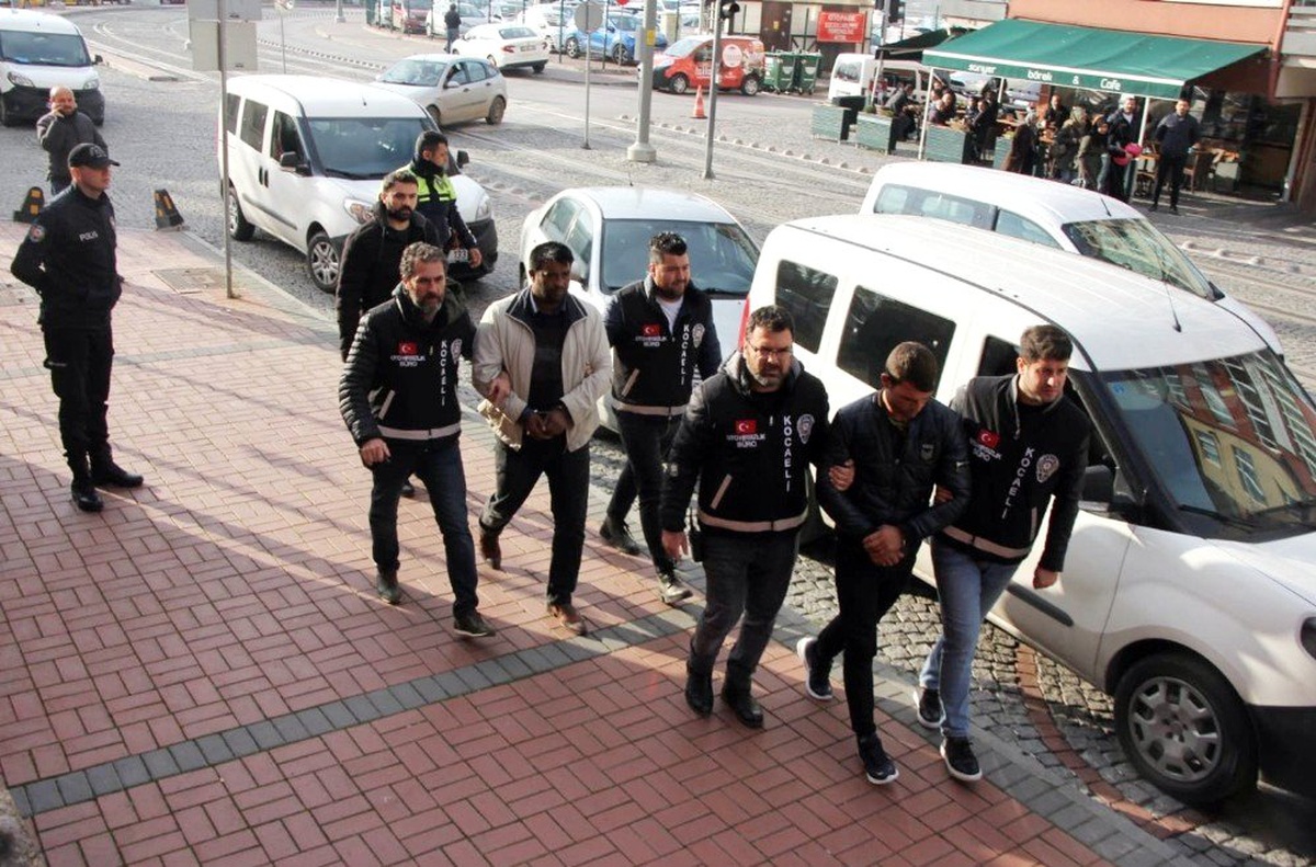 1 gecede 4 otomobil çalan hırsızlardan 1\'i tutuklandı