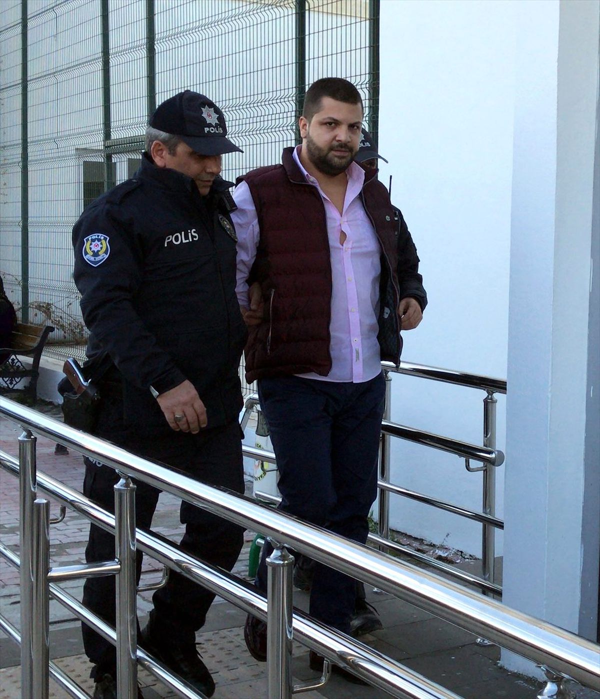 Adana\'da kiraladığı araçları teslim etmediği öne sürülen şüpheli tutuklandı