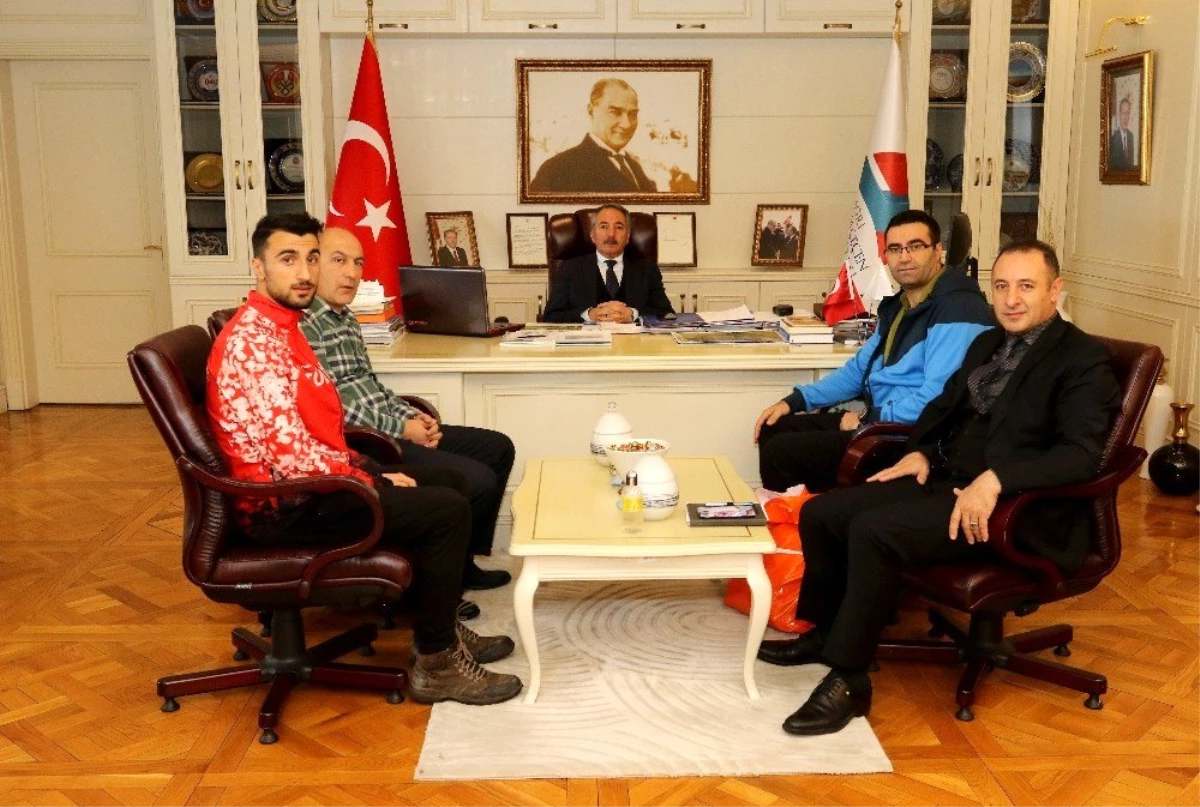 Ağrı İbrahim Çeçen Üniversitesi Rektörü Prof. Dr. Karabulut, dünya ikincisi sporcuyu kutladı