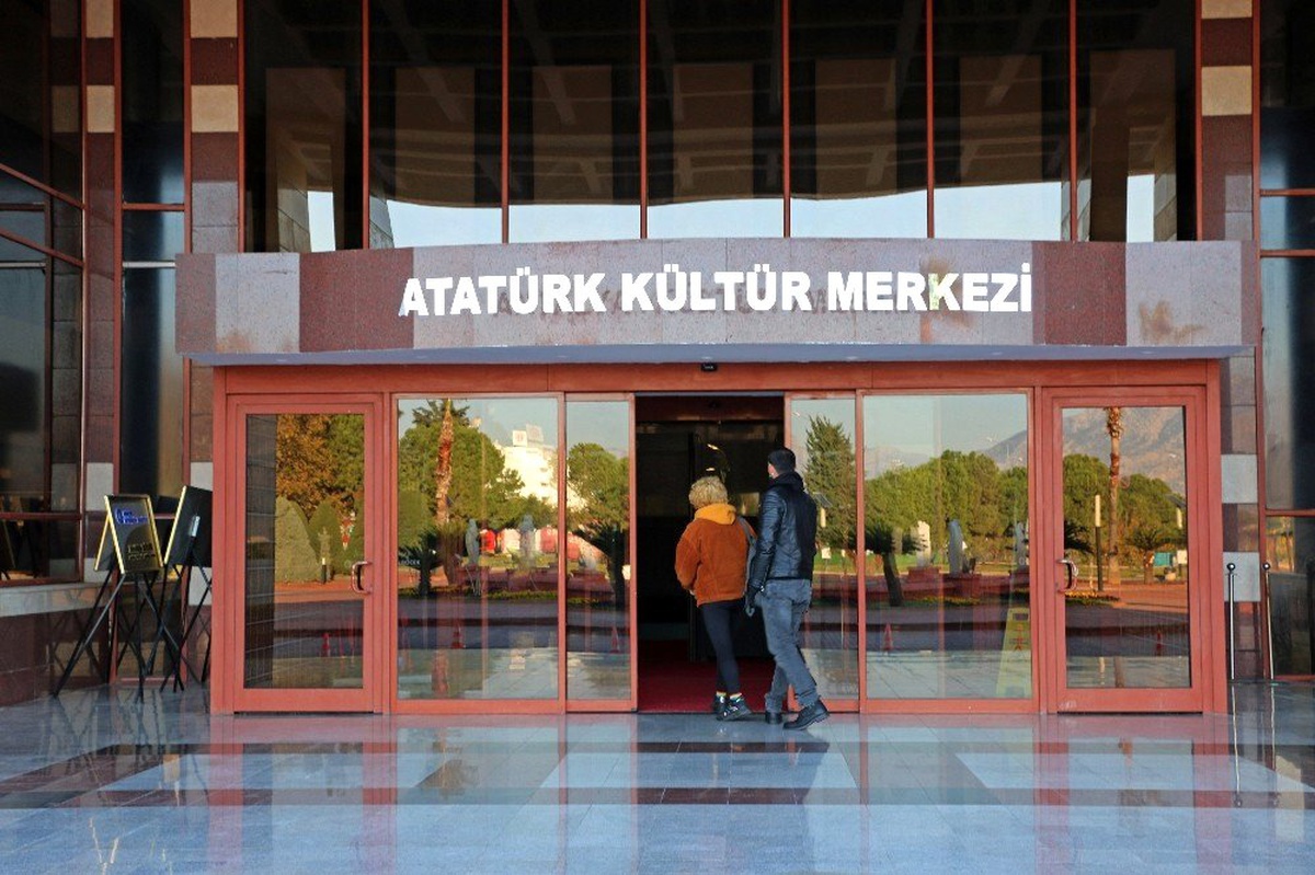 AKM\'ye Atatürk Kültür Merkezi tabelası asıldı