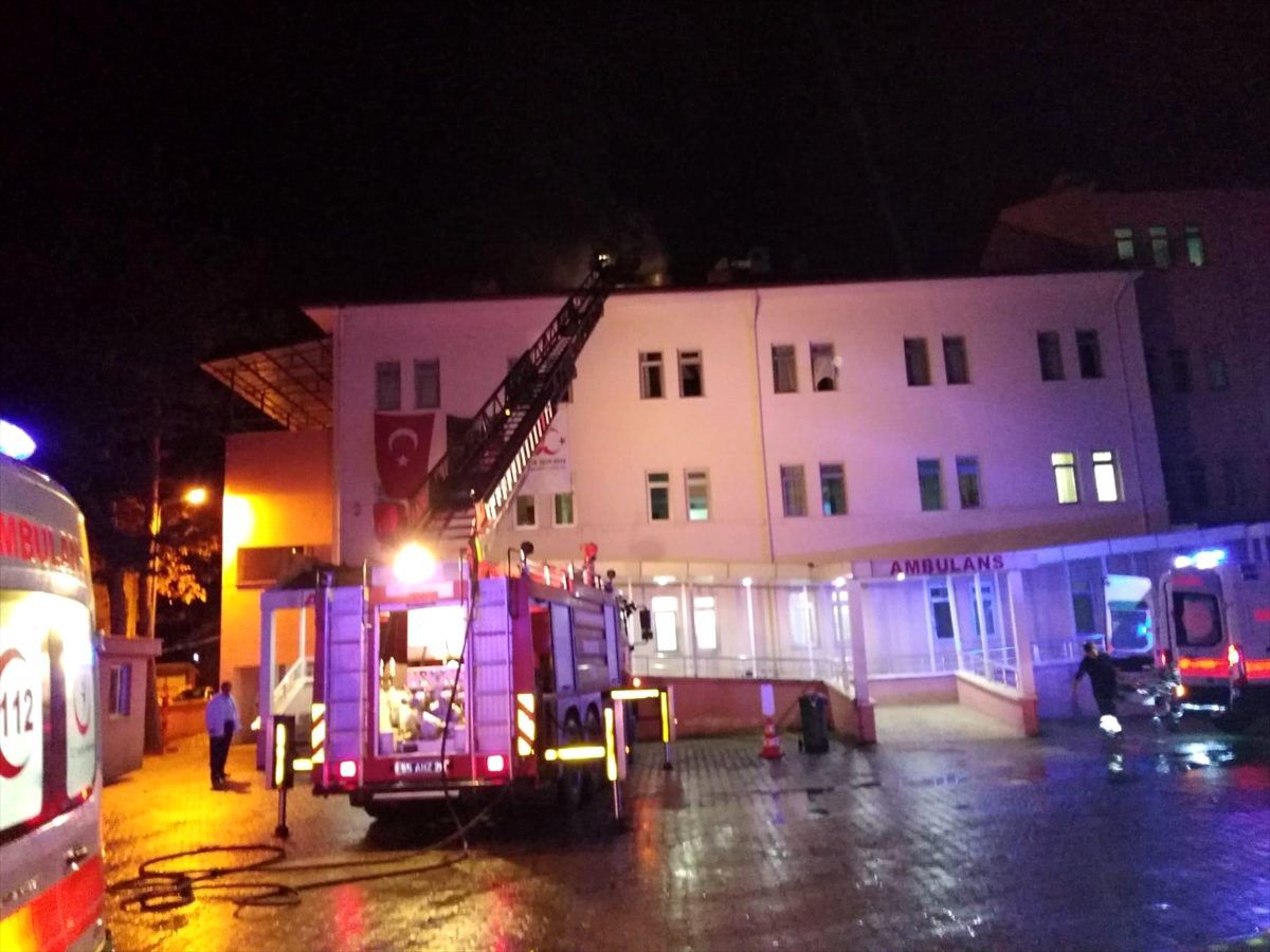 Alaçam Devlet Hastanesi çatısında çıkan yangın söndürüldü