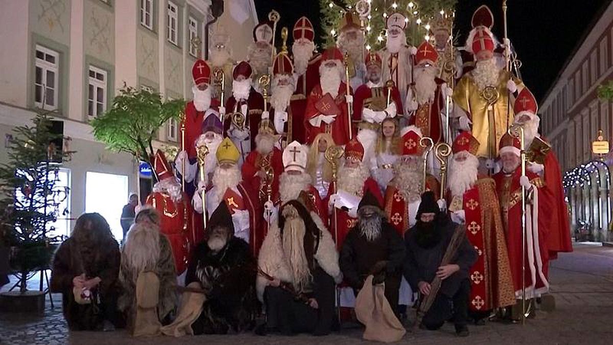 Almanya\'da Aziz Klauslar Noel Baba\'ya karşı