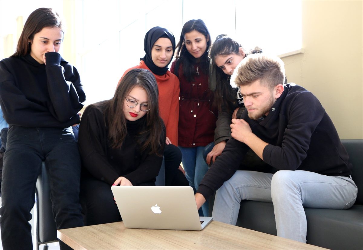 ASÜ İletişim Fakültesi öğrencileri AA\'nın "Yılın Fotoğrafları" oylamasına katıldı