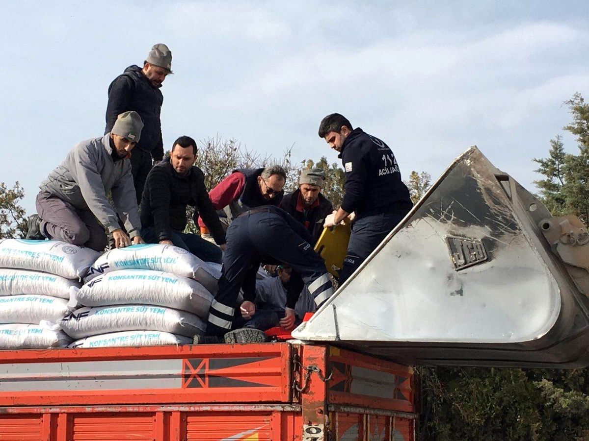 Ayağı kırılan işçiye sağlık görevlilerinden kepçeli müdahale