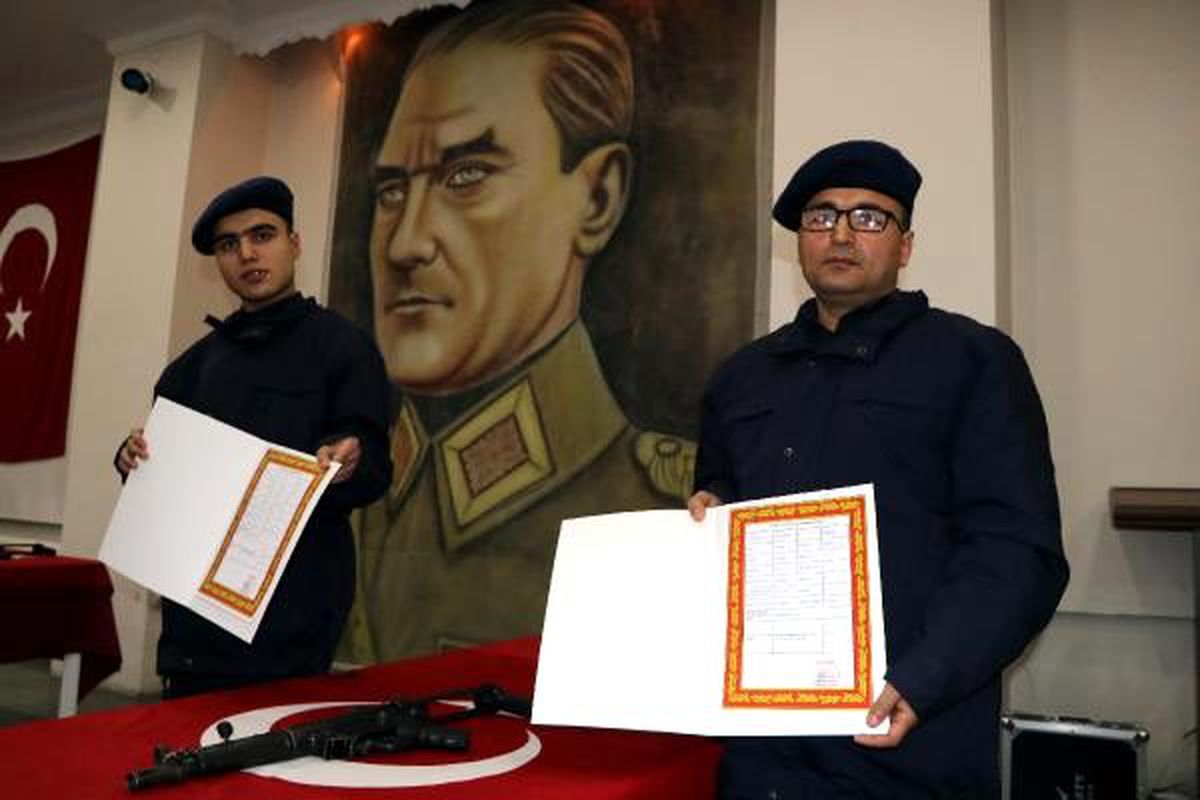 Baba ve oğlu, bir günlüğüne asker oldu