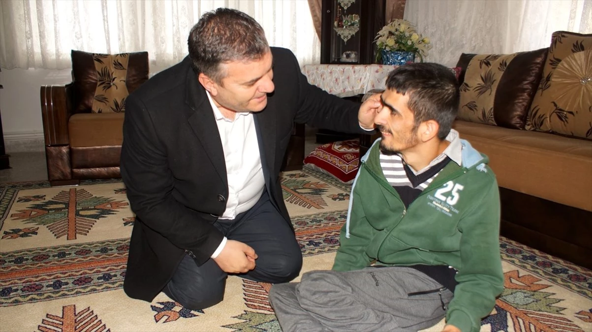 Başkan Demirbaş, engellileri evlerinde ziyaret etti