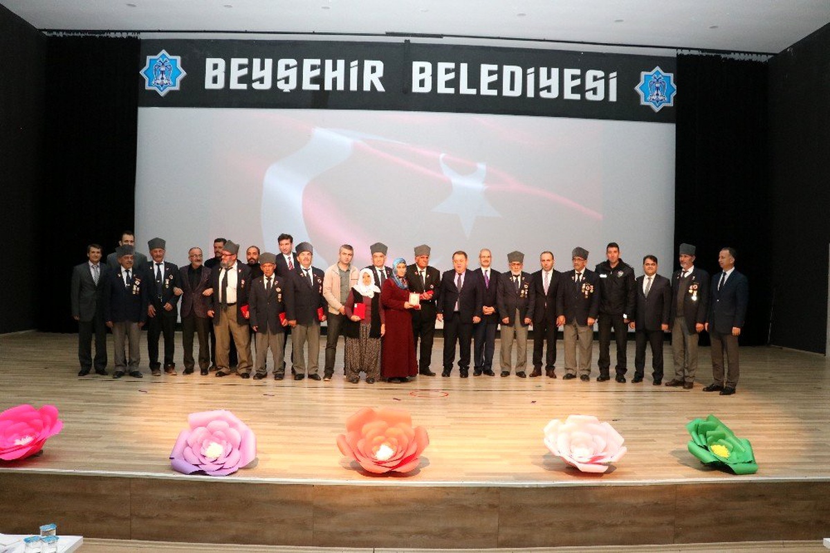Beyşehir\'de Kıbrıs gazilerine madalyaları verildi