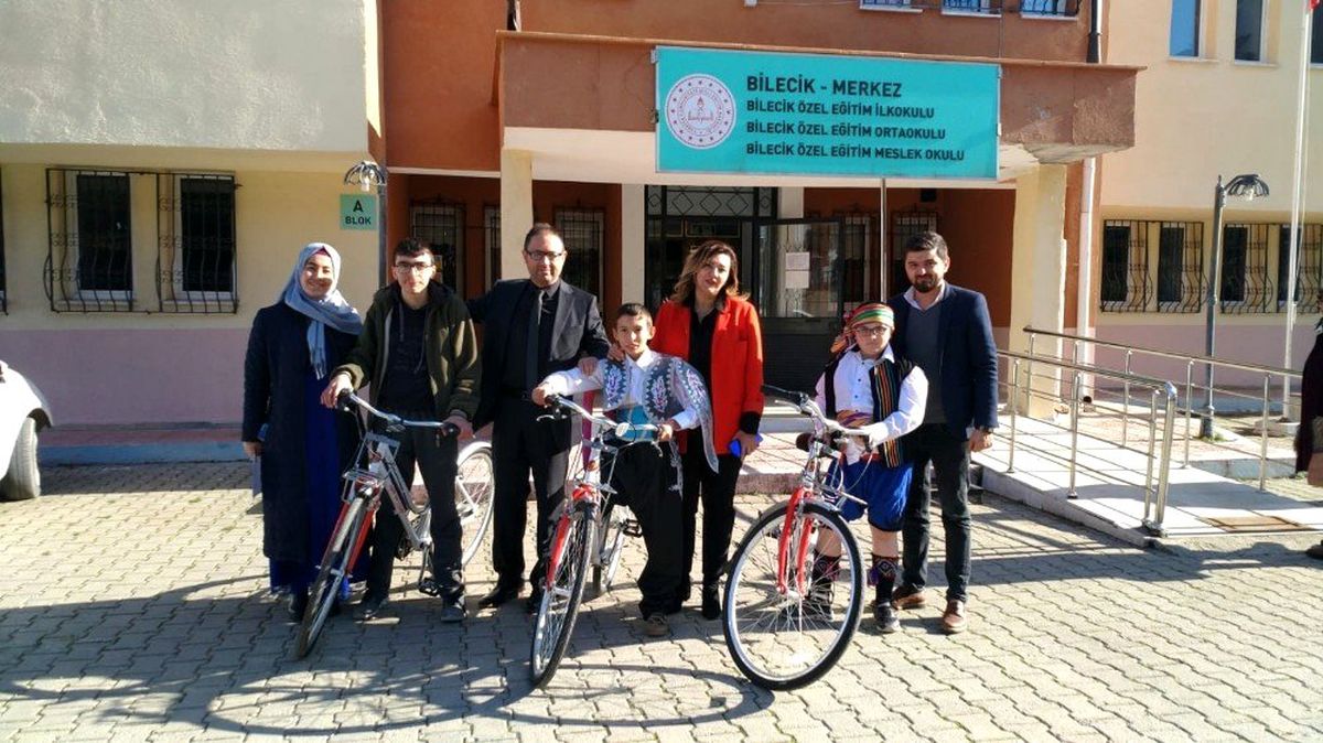 Bilecik Belediyesinden özel çocuklara bisiklet hediyesi