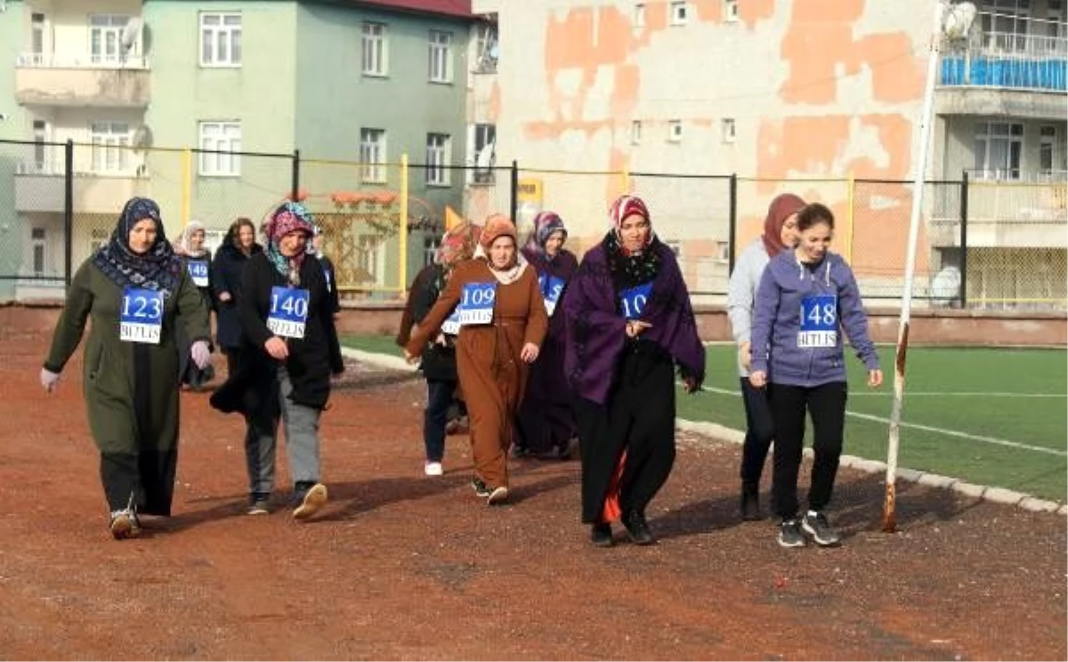 Bitlis\'te yürüyüş yarışmasında kadınlar yarıştı