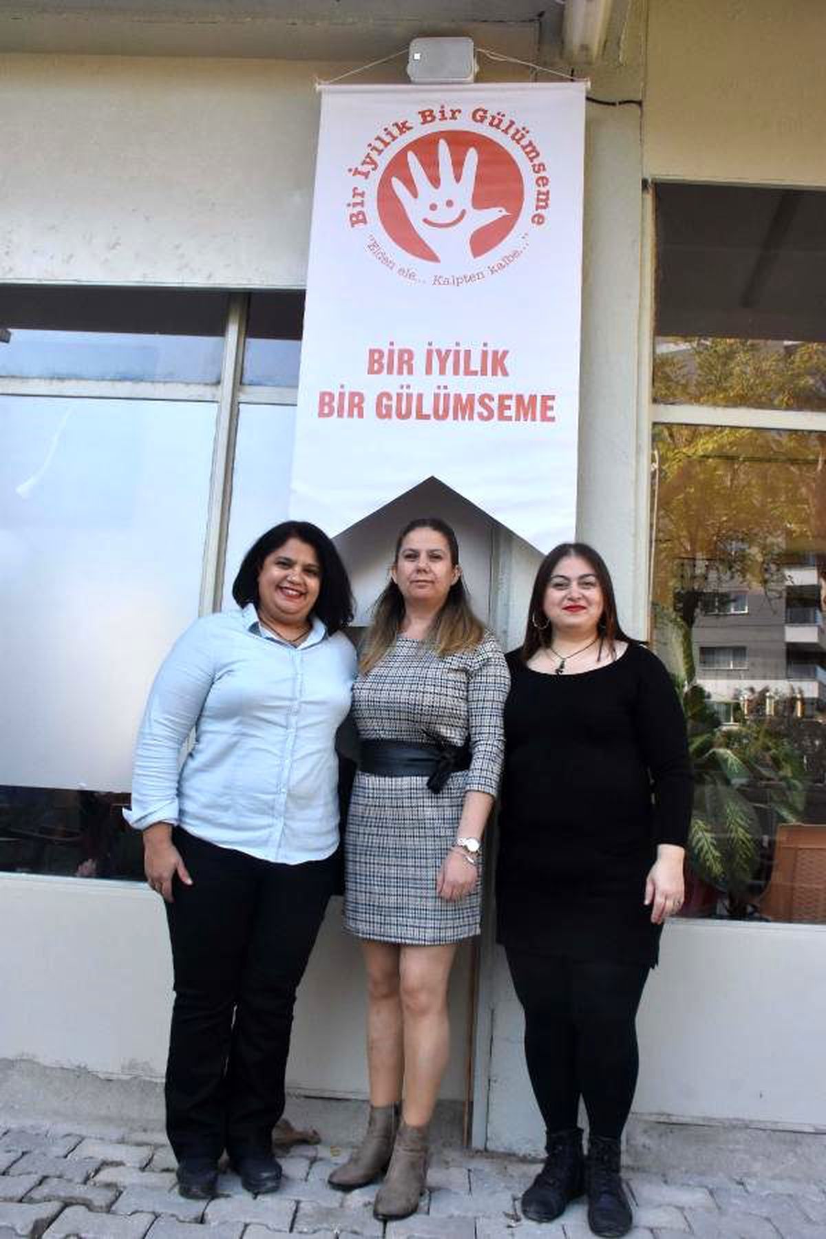 Bornova\'da gönüllülerden engelli çocukları güldüren etkinlik