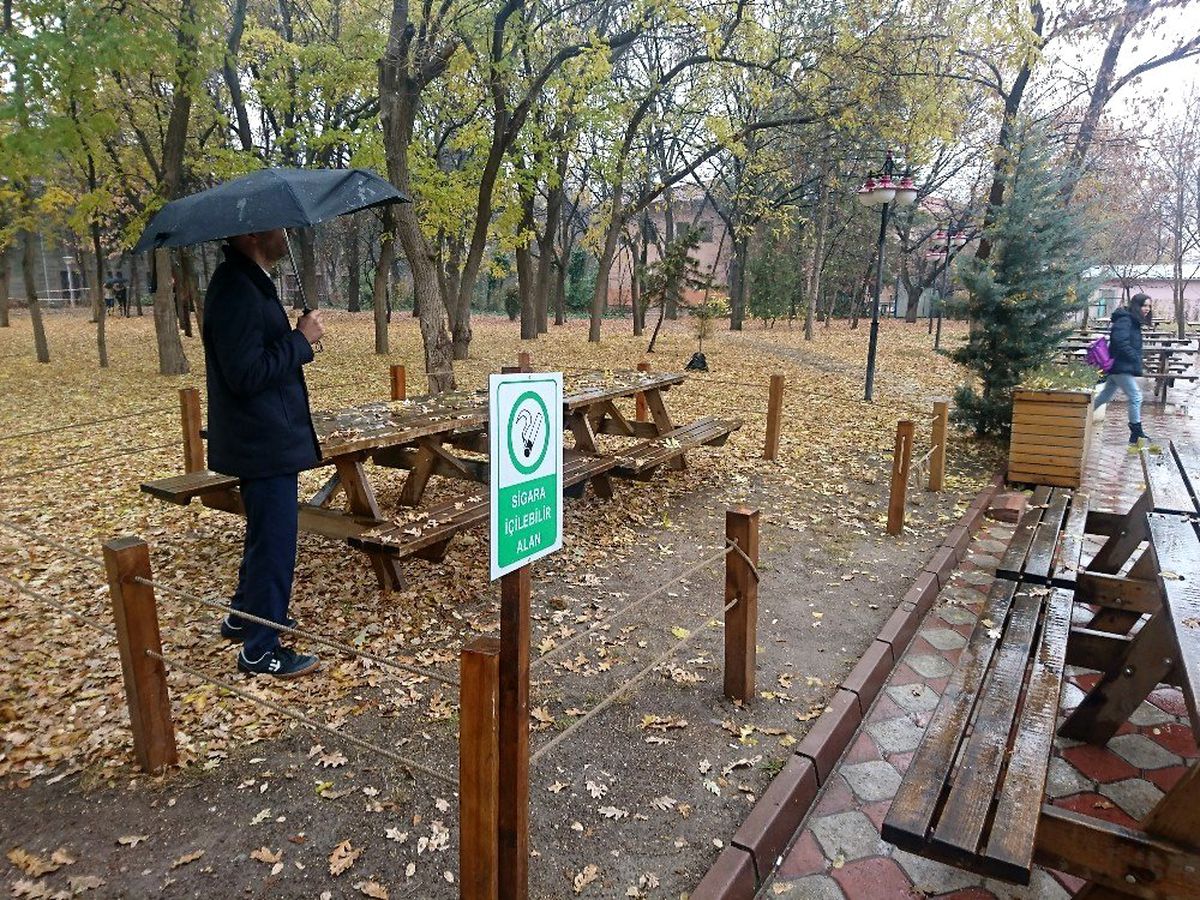 Bu kampüste sadece belirlenen noktalarda sigara içilebiliyor