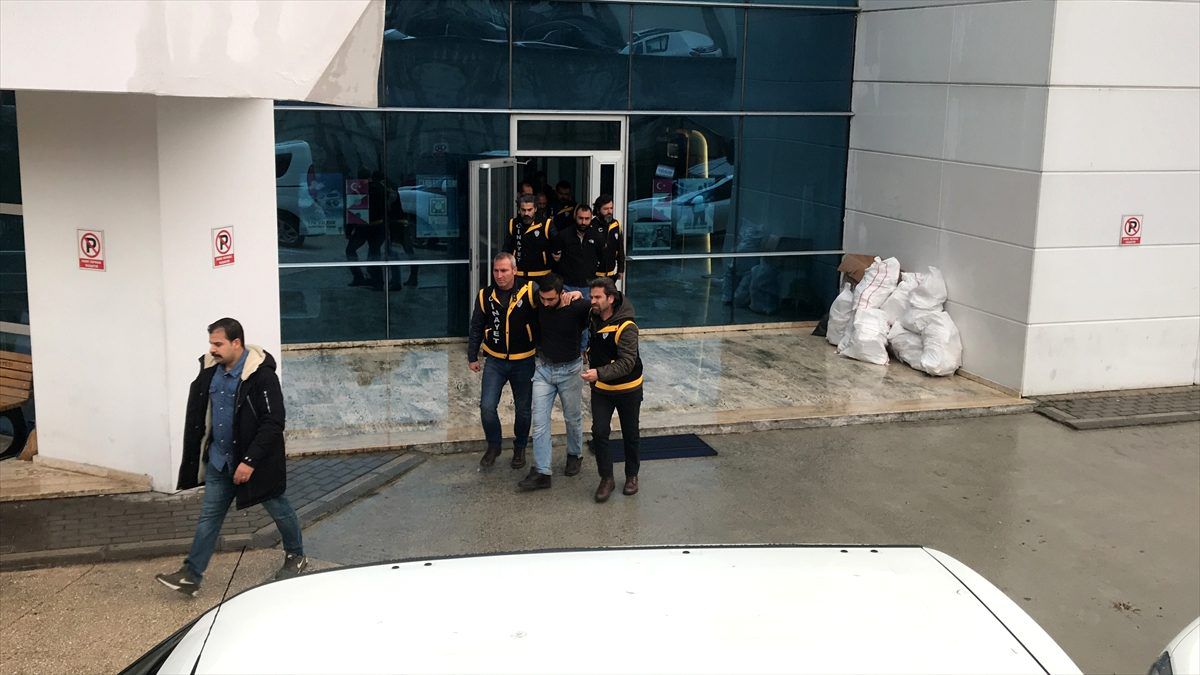 Bursa\'da kavga ihbarına giden polis memurunun başından vurulması