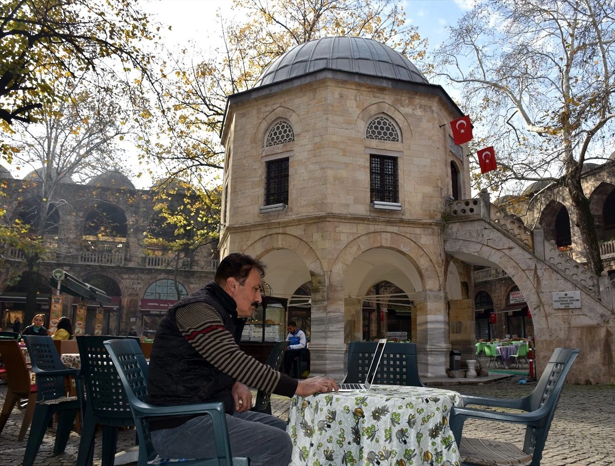 Bursa\'nın tarihi Kozahan esnafı AA\'nın "Yılın Fotoğrafları" oylamasına katıldı