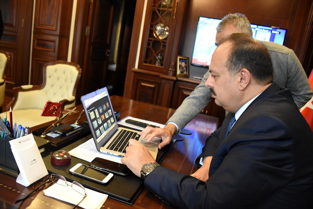 Bursa Valisi Yakup Canbolat, AA\'nın "Yılın Fotoğrafları" oylamasına katıldı