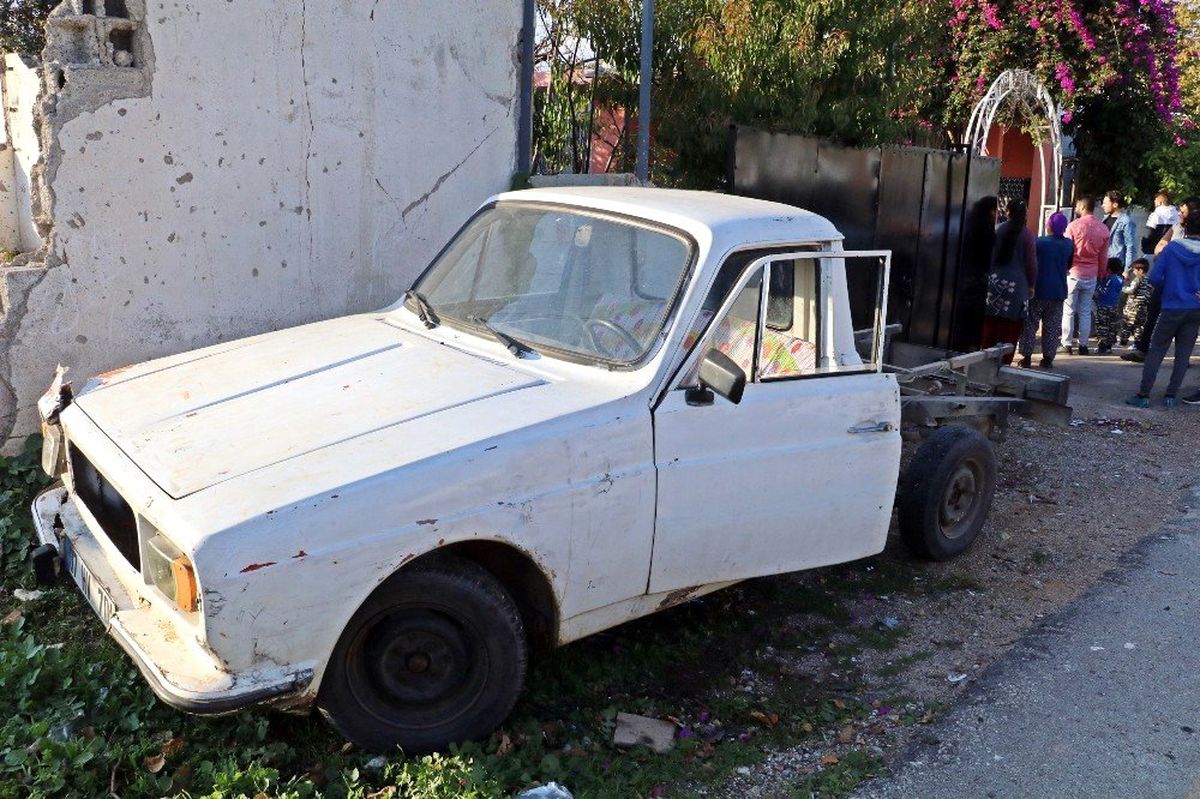 Çaldığı eski model araçla trafiği birbirine kattı, saklandığı evden ağlayarak çıktı