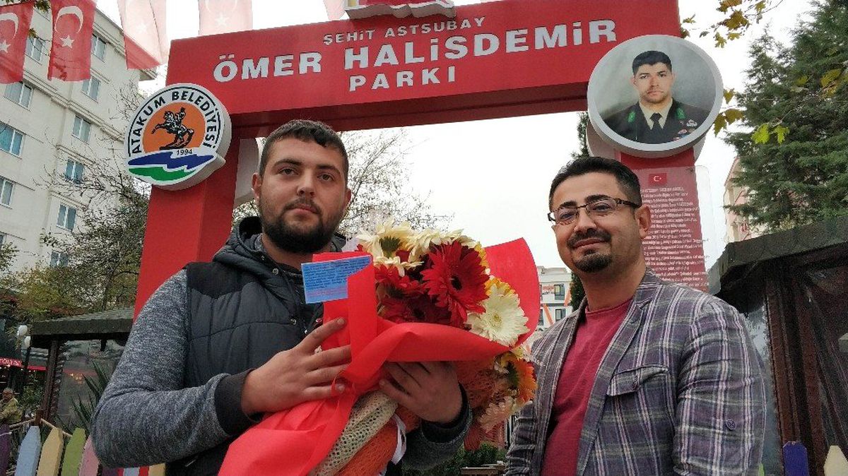 Cezadan kurtulmak için sokakta bedava çiçek dağıttı
