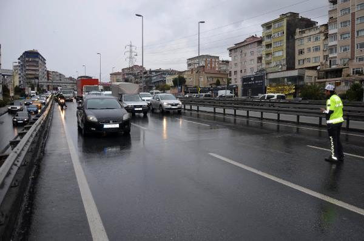 D-100\'de kavga: Tartıştığı sürücüye böyle çarptı