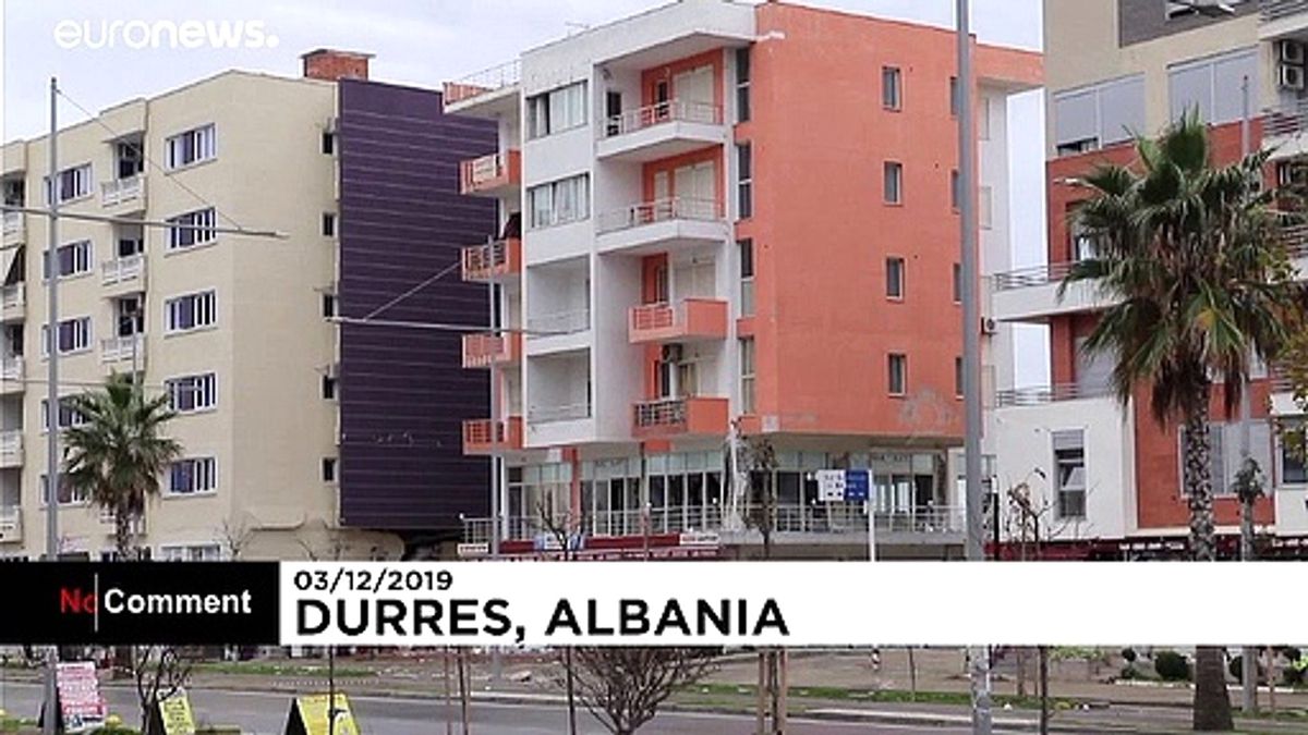 Deprem\'de zarar gören bina kontrollü şekilde yıkıldı