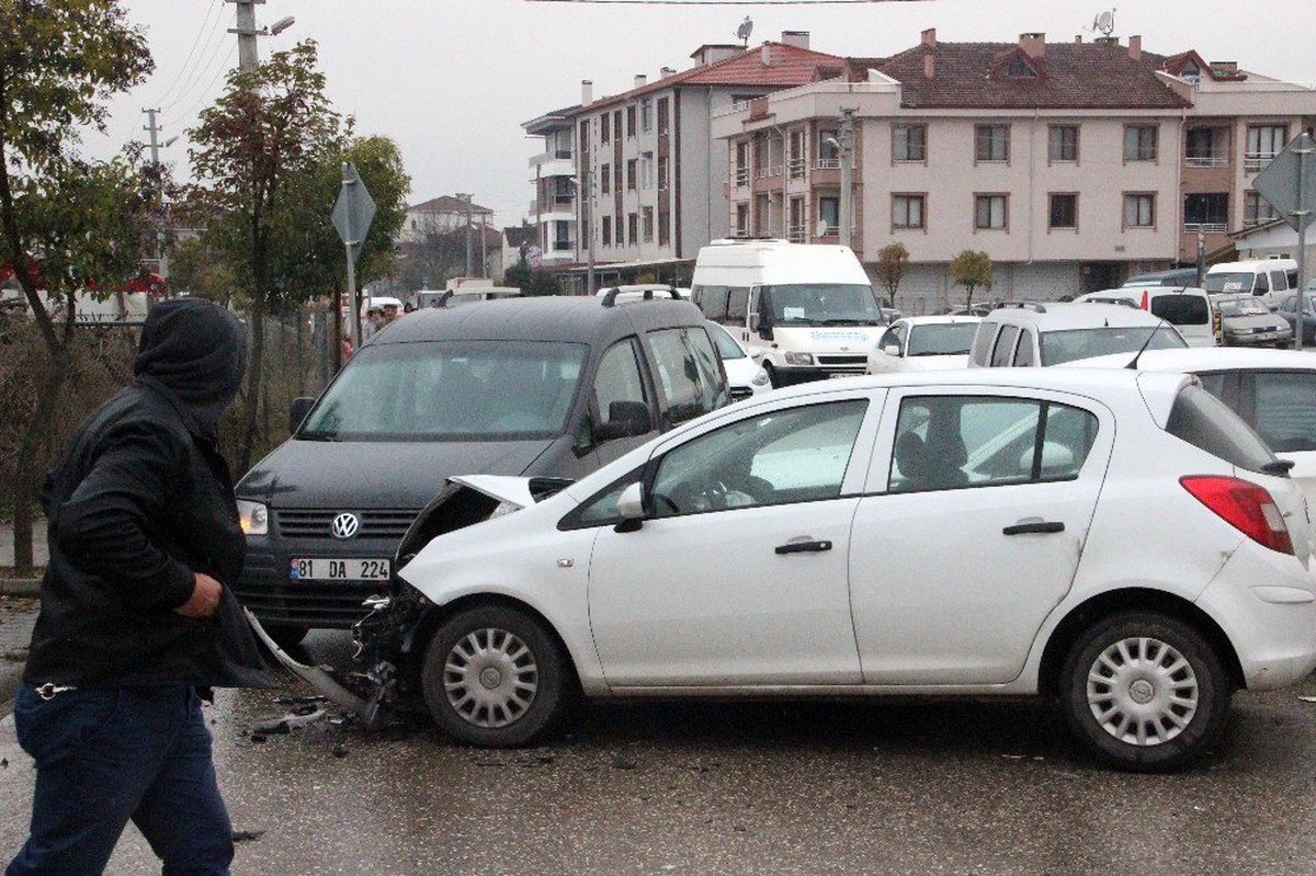 Düzce\'de zincirleme trafik kazası: 3 yaralı