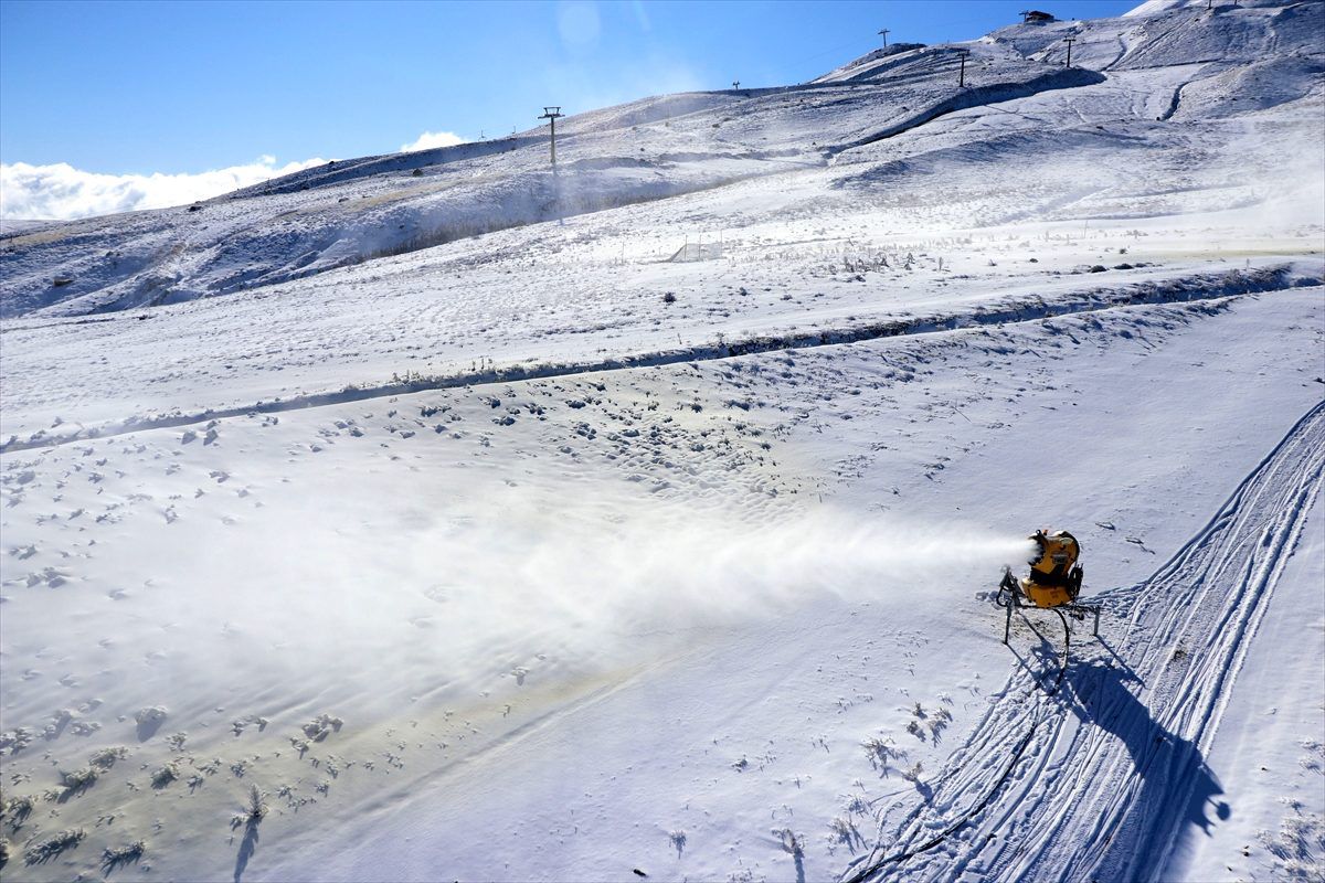 Erciyes Dağı\'nda 45 bin metreküp yapay kar üretildi