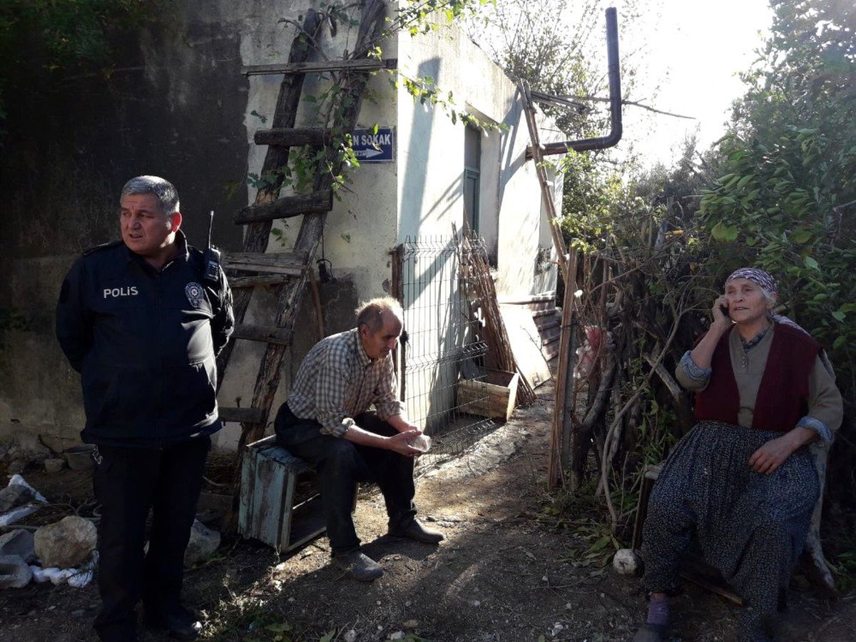 Evlatlarının kredi borcu yüzünden yaşlı çift evlerinden atıldı