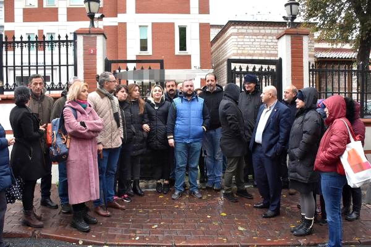 Fatih\'te velilerden "Öğretmenlerin maaşı verilmiyor, derslere girilmiyor" protestosu