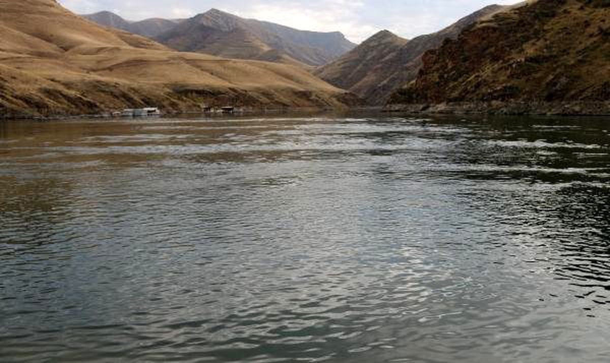 Fırat Nehri\'ne devrilen kamyonet sürücüsünün arama çalışmaları sürüyor